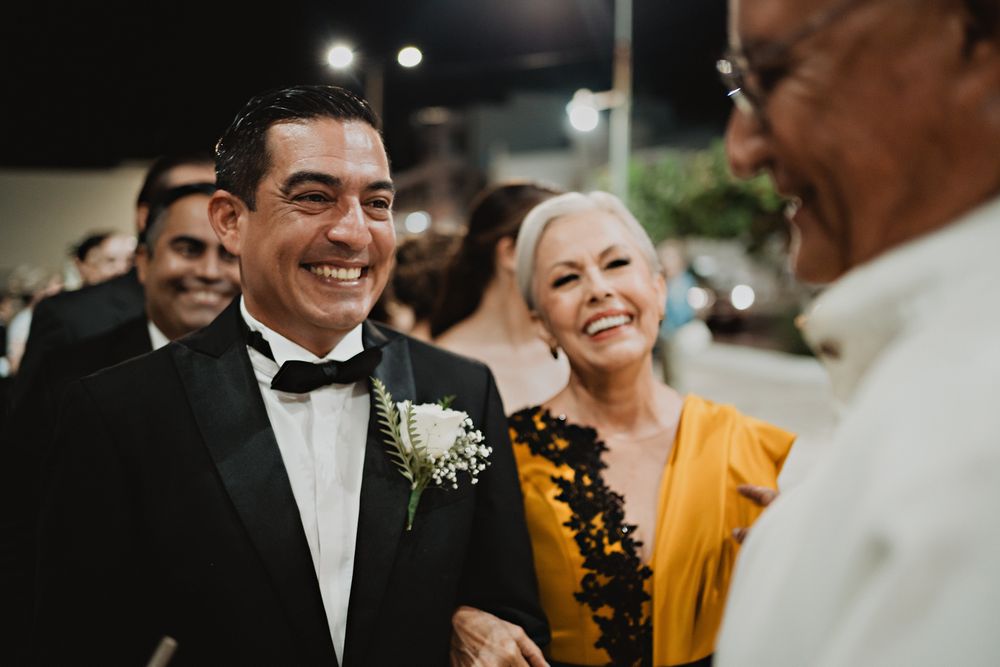 Novio sonriendo junto a su madre