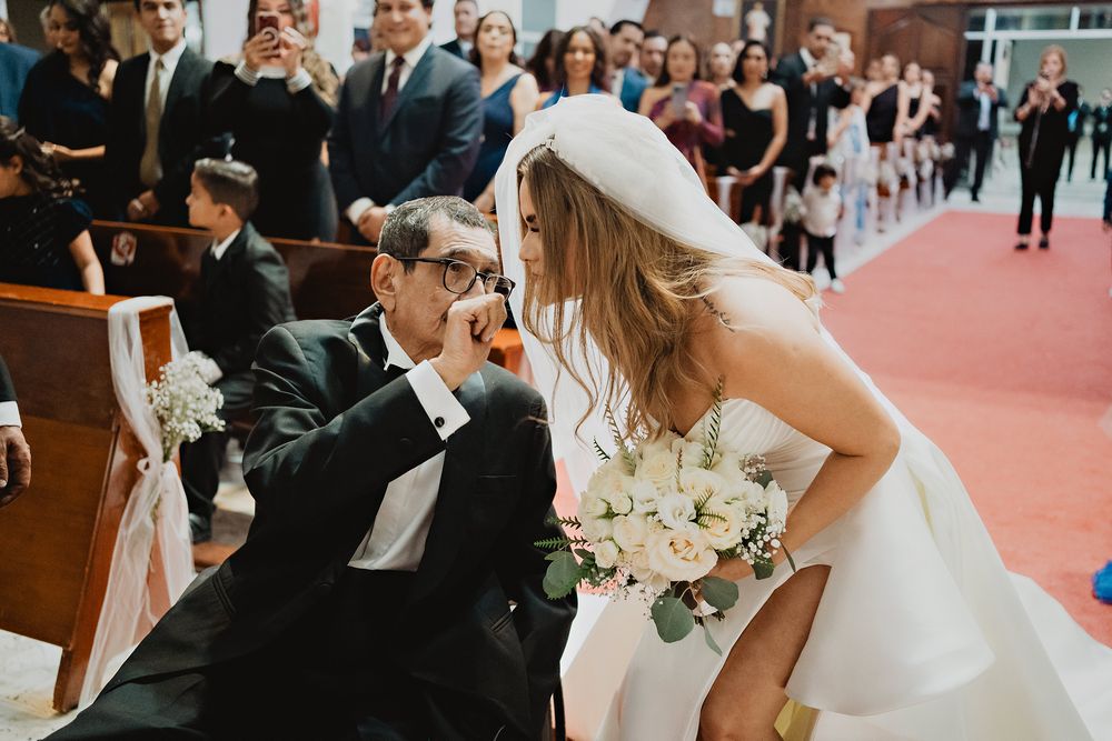 Padre dando la bendición a su hija en la iglesia (wedding photographer Mazatlán)