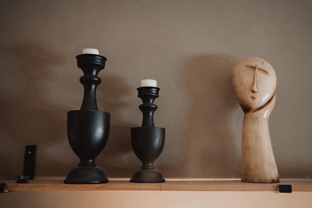 Esculturas decorativas en el espacio de maquillaje