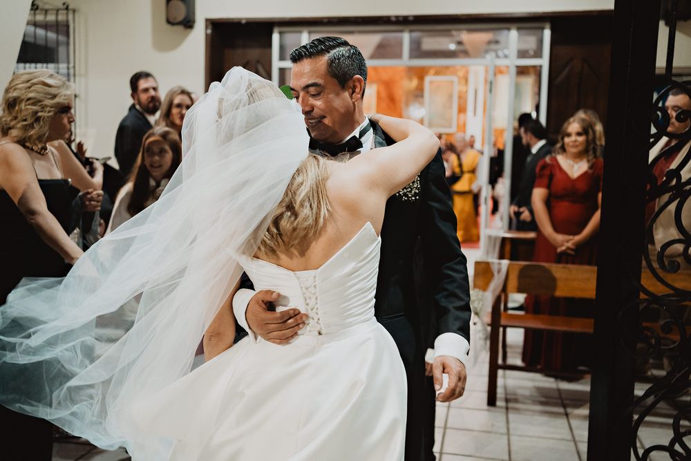 Novios abrazados al finalizar la ceremonia en Mazatlán
