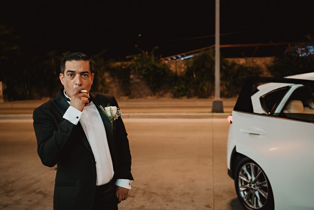 Novio fumando durante la recepción