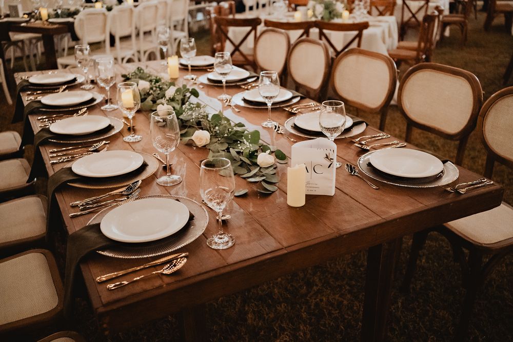 Mesa montada en la recepción de la boda
