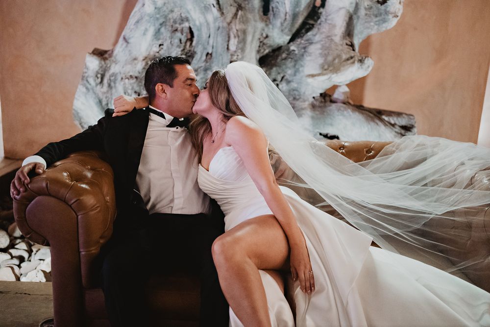 Novio besando a su esposa en la fiesta