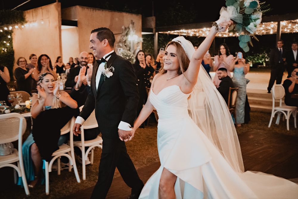Novios haciendo su entrada al salón de recepción