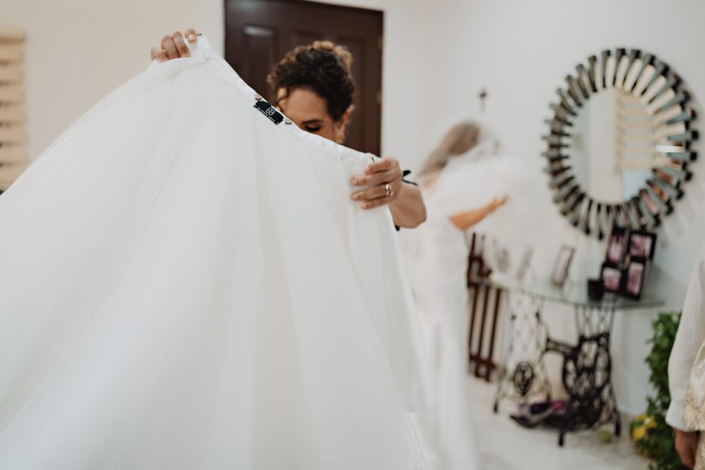 Hermana levantando el faldón del vestido