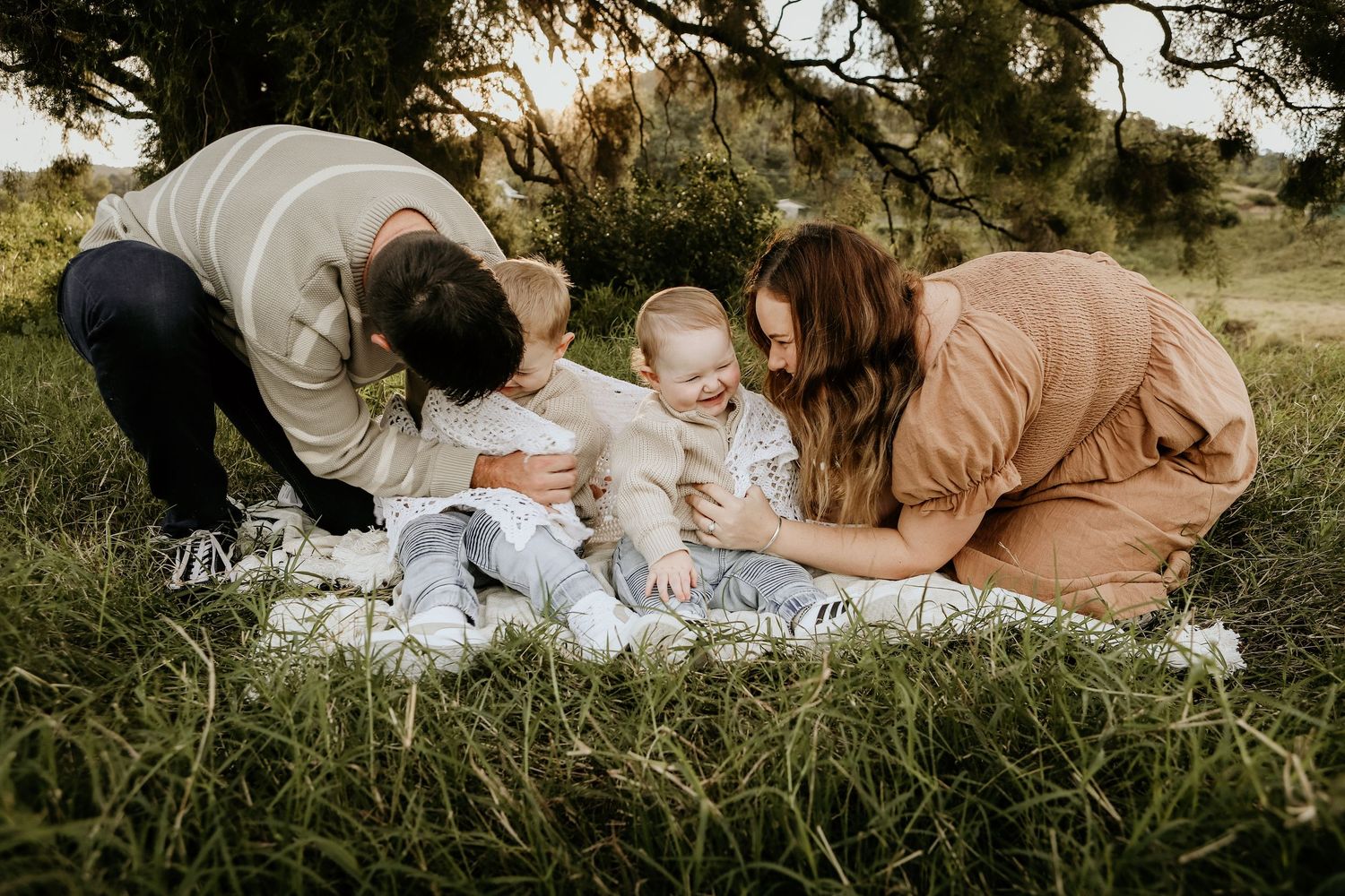 Family cuddle outside in blanket during winter session