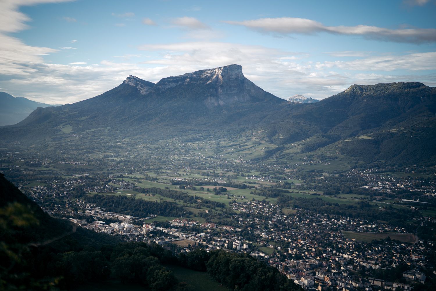 Paysage sur le bassin chambérien avec le mont-granier depuis le sentier des planètes à Curienne dans les bauges
