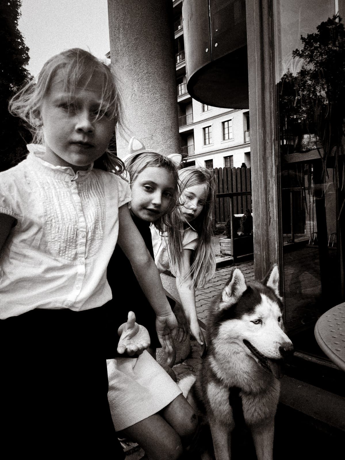 Uczniowie jedzą lody po zakończeniu roku szkolnego – reportażowa fotografia pełna radości i letniego światła, sesja szkolna Warszawa.