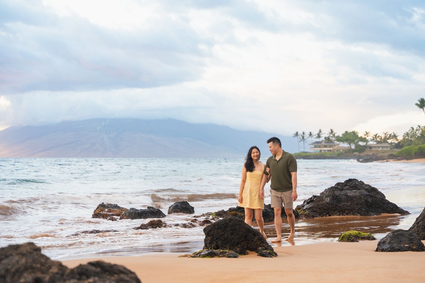 Proposal engagement couple sunset photo at Wailea Maui