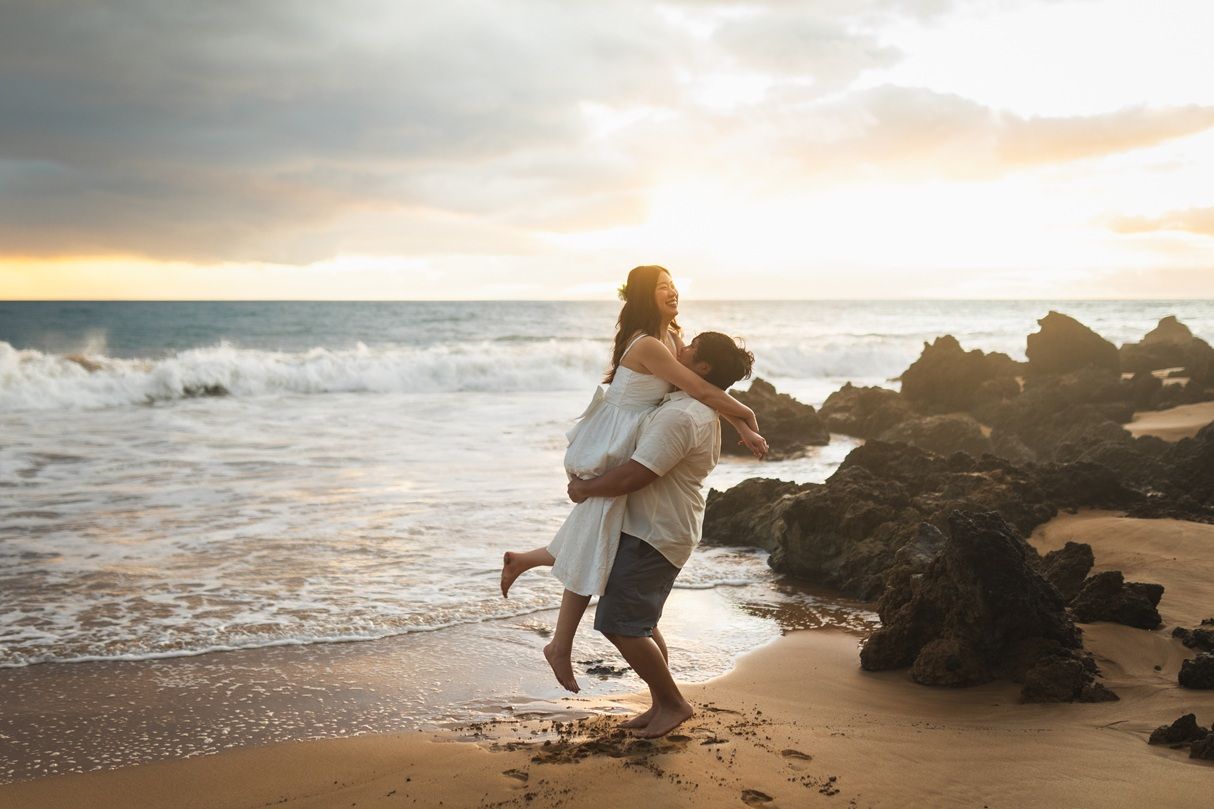 Proposal engagement couple sunset photo at Wailea Maui