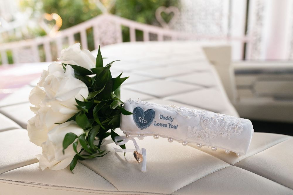 Little White chapel and Las Vegas sign wedding