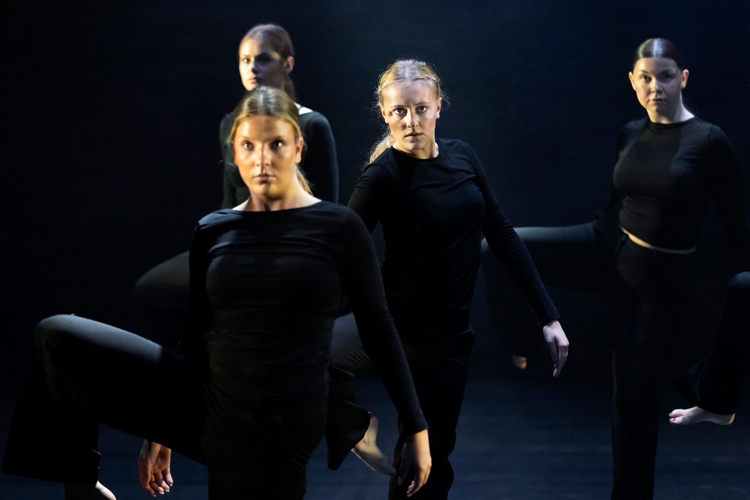 Dansdag i Karlstad på Arenan. Dansare framför varandra med mörk bakgrund.