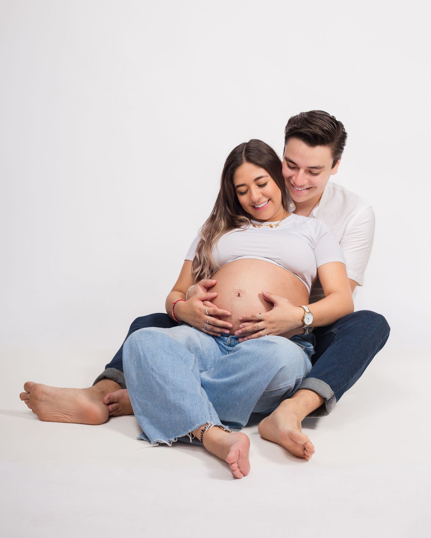 Sesión fotográfica de maternidad en pareja en estudio Portales Norte CDMX