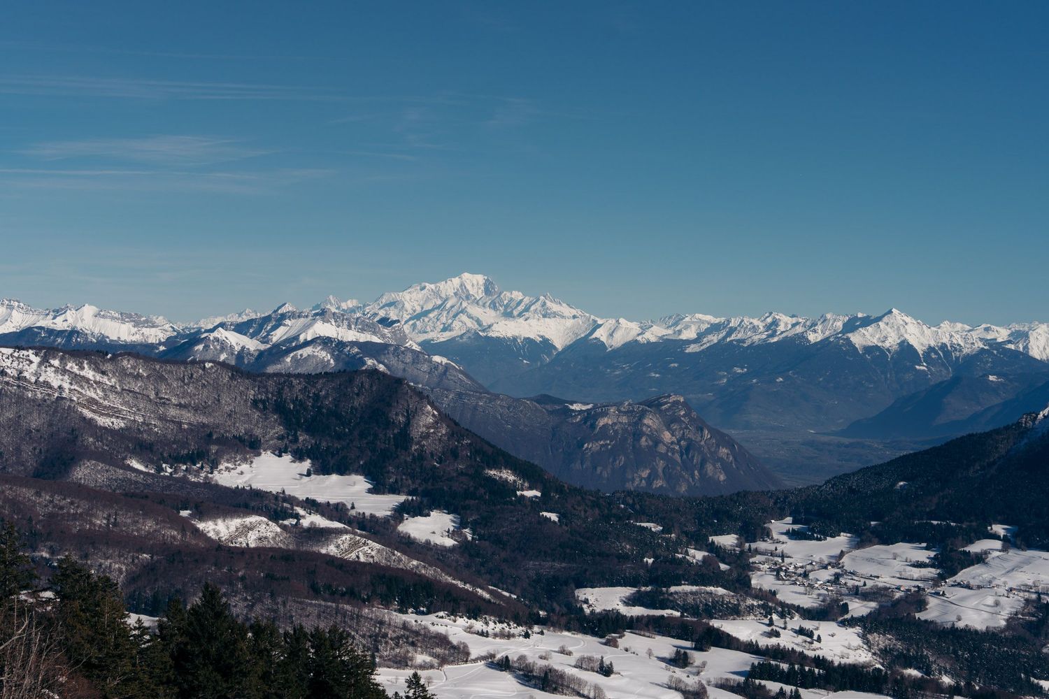 panorama depuis la croix de la cochette en chartreuse en hiver avec le mont blanc et belledonne lors d'une balade en raquettes