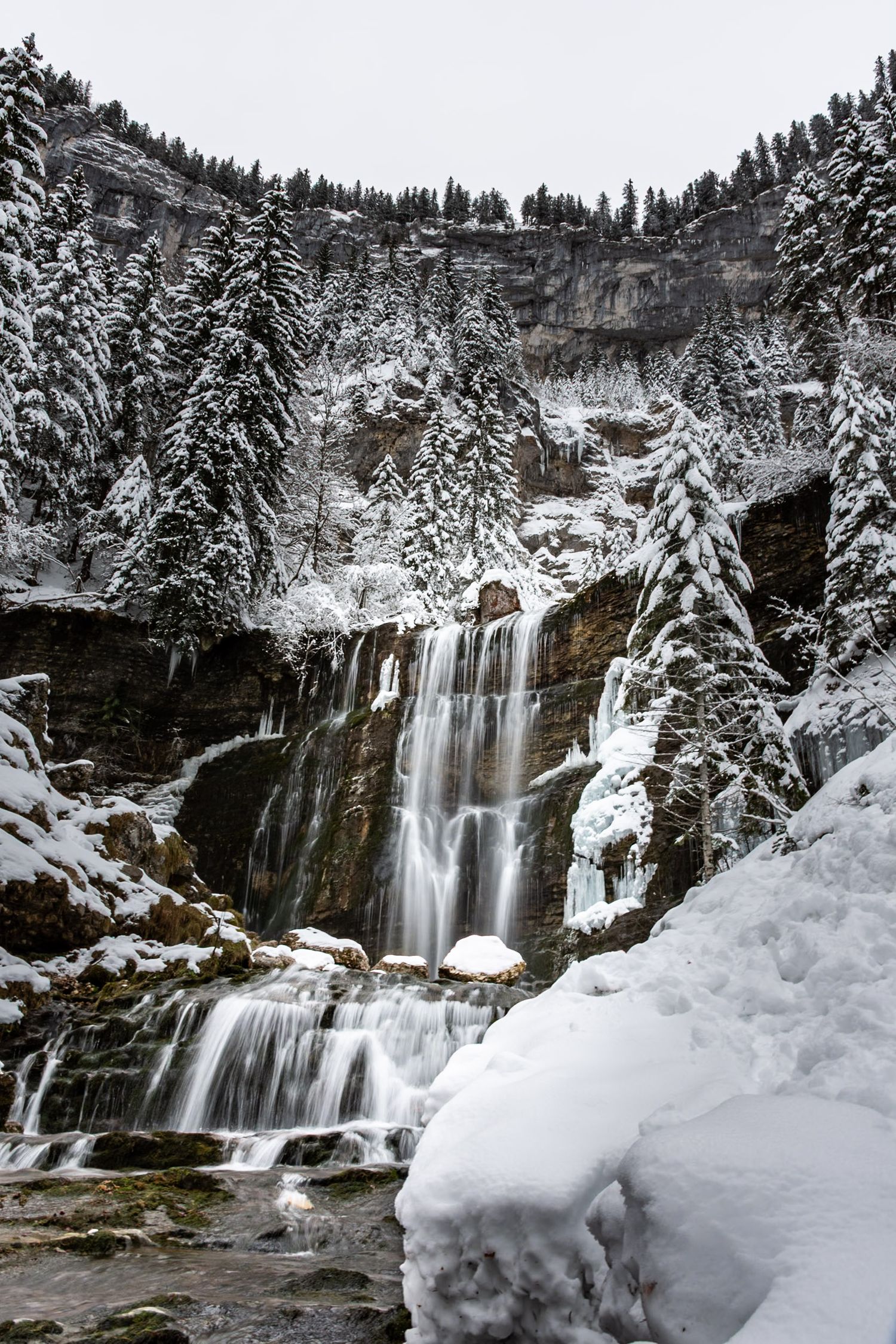 cascade du cirque de saint-même en chartreuse en hiver avec de la neige lors d'un sortie en raquettes