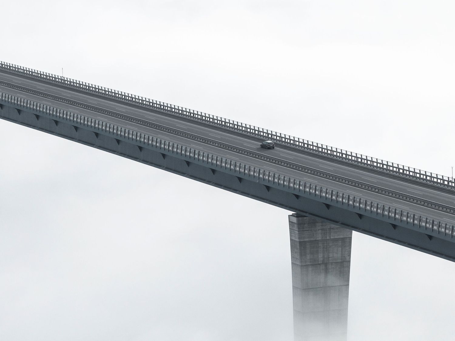 Foto Auto auf Brücke im Nebel