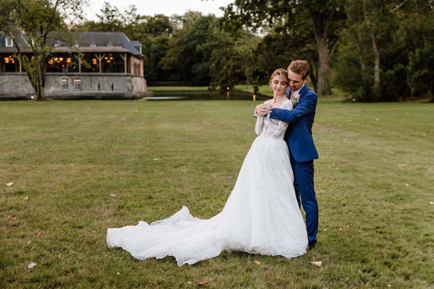 photographe mariage lille : seance photo de couple au chateau du biez a la golden hour, une ambiance douce et chaleureuse baignee de lumiere