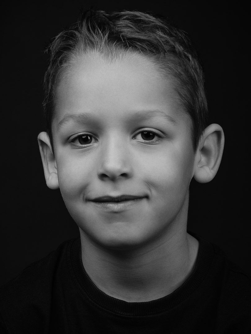 Fine-art portret op donkere achtergrond in studio, zwart wit