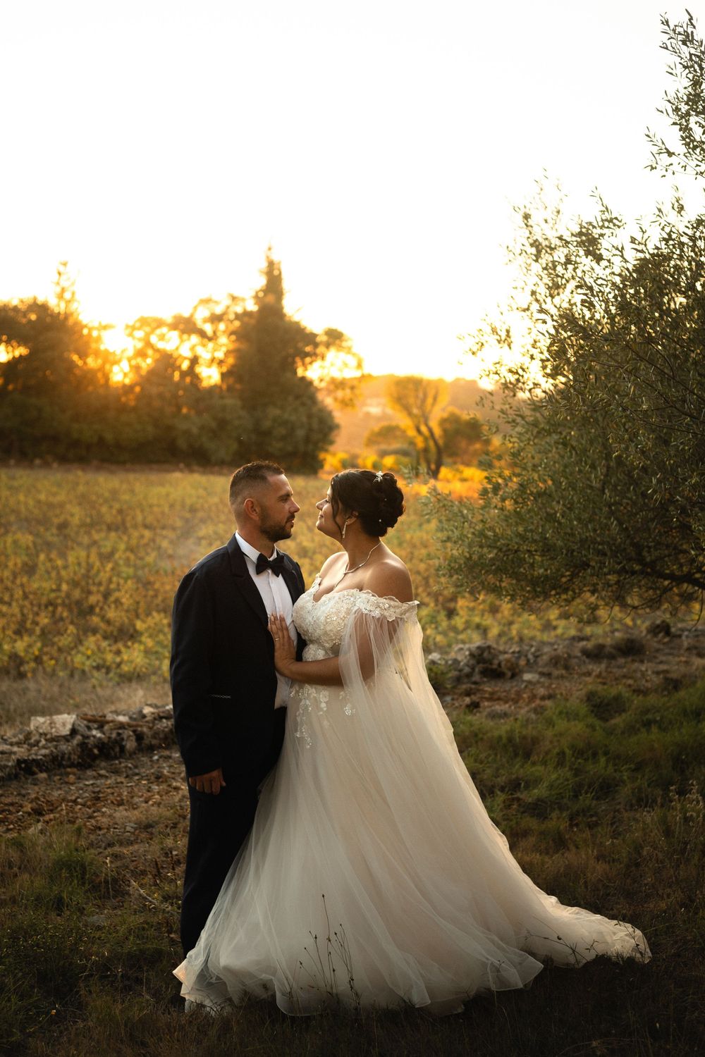 Séance couple de mariés à Cotignac dans le Var – lumière naturelle Provence