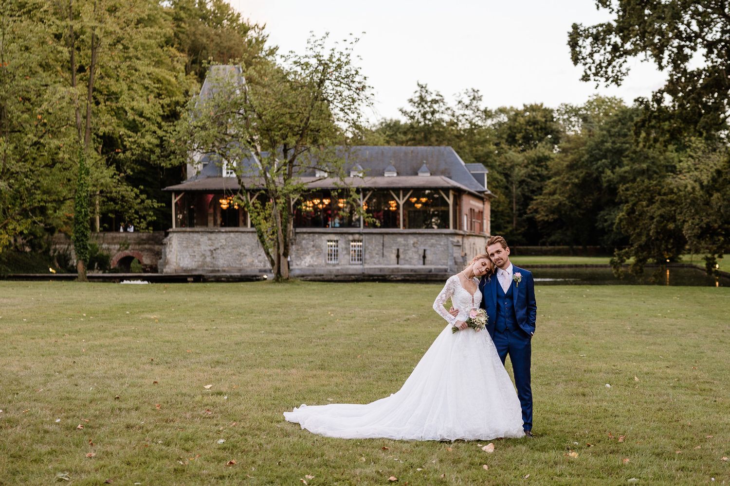 Photo d'un couple chic et elegant pendant un reportage mariage pres de Lille