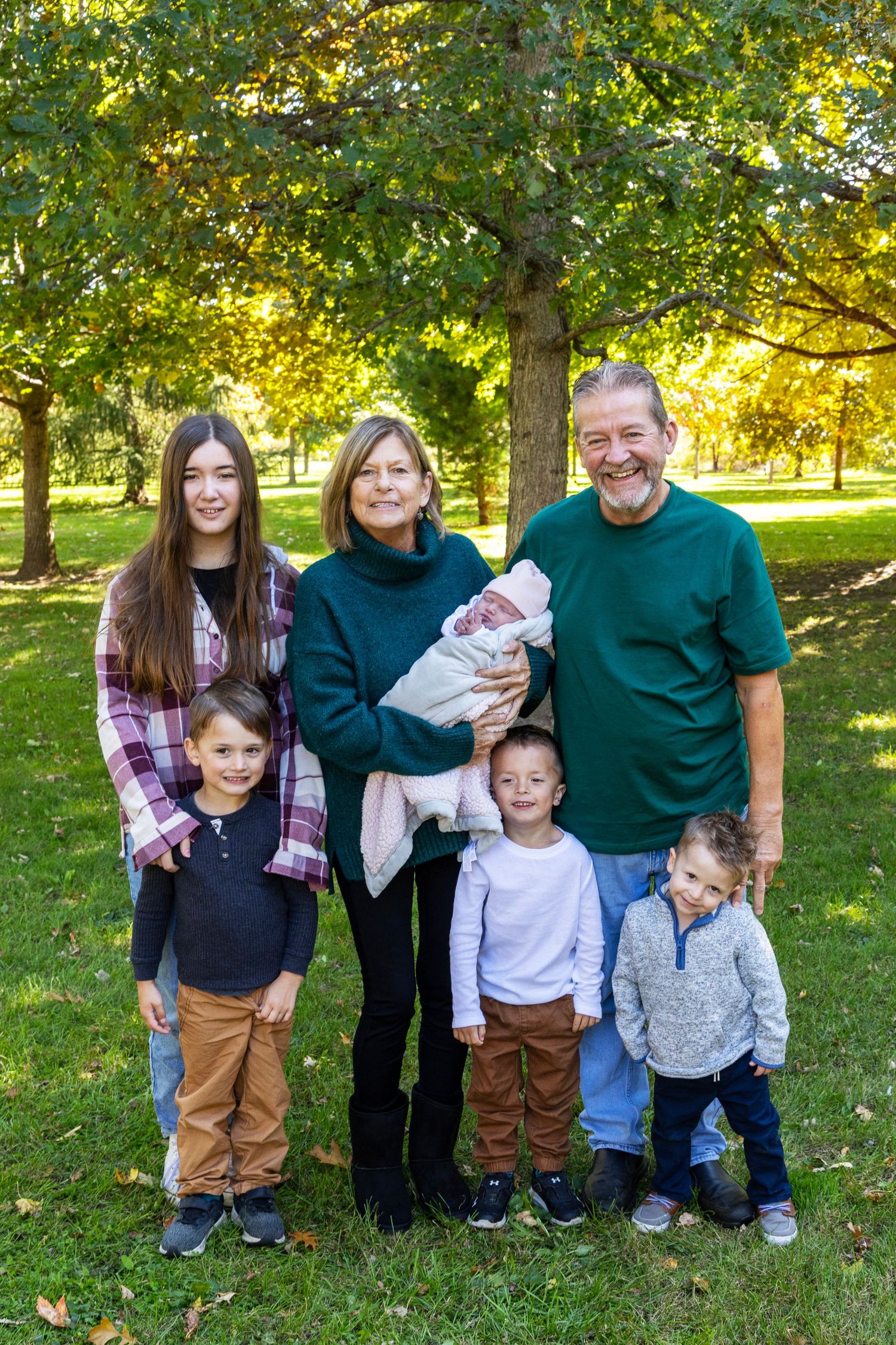 A Set of grandparents with their 5 grandchildren varying in age