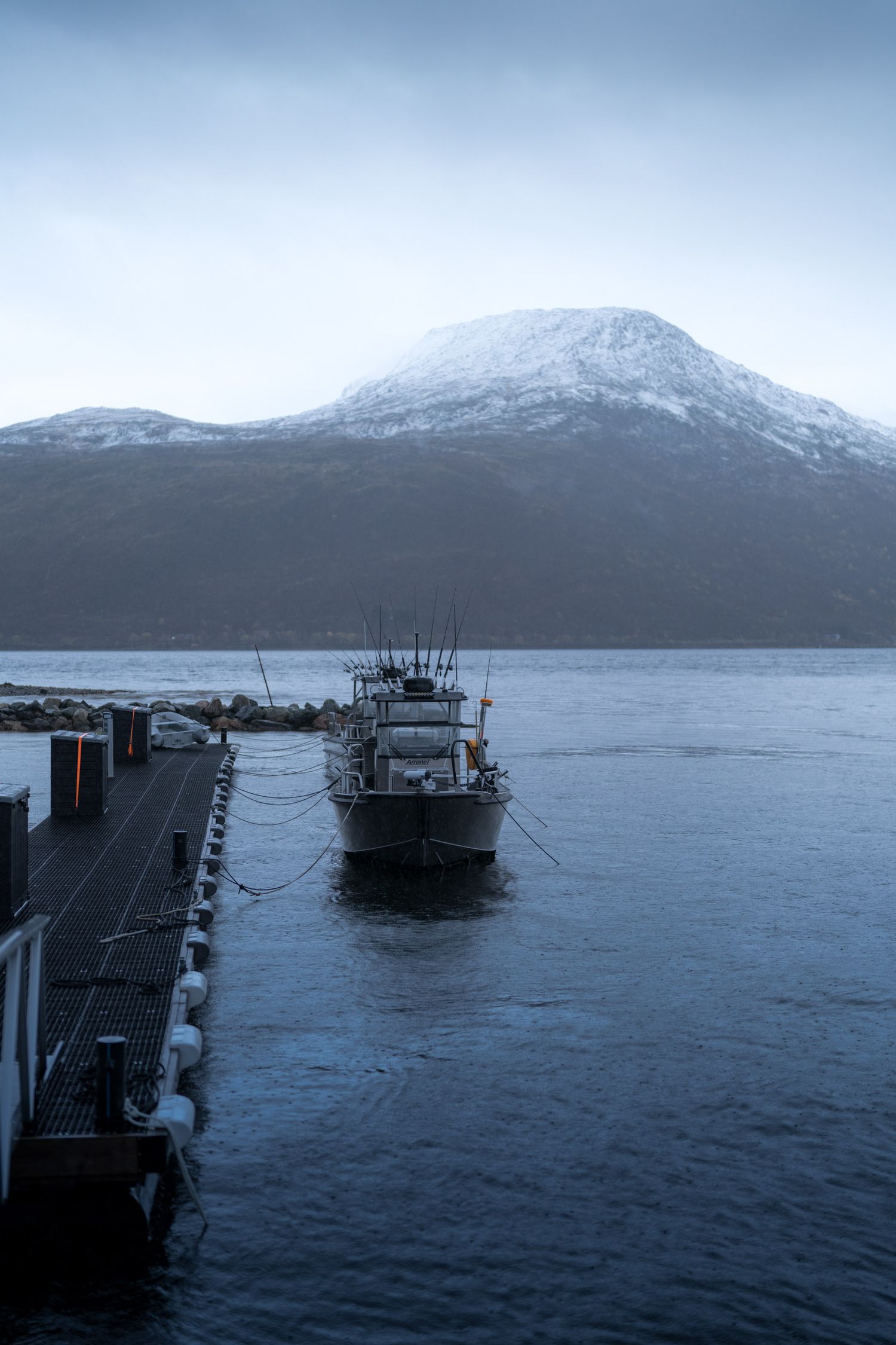 bateau de peche à côté du ponton à lauklines en norvege