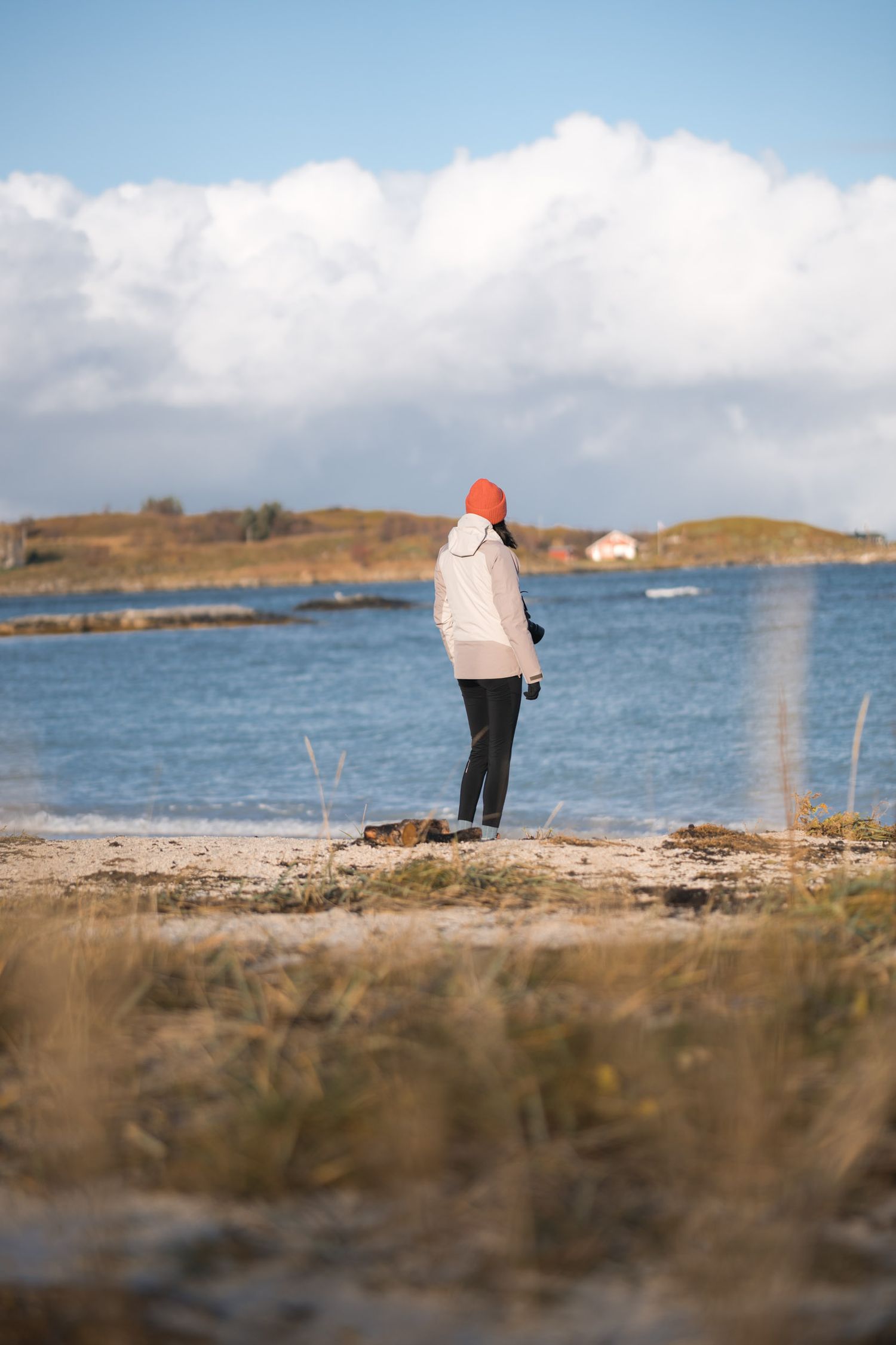 randonneuse sur une plage de sommaroy en norvege