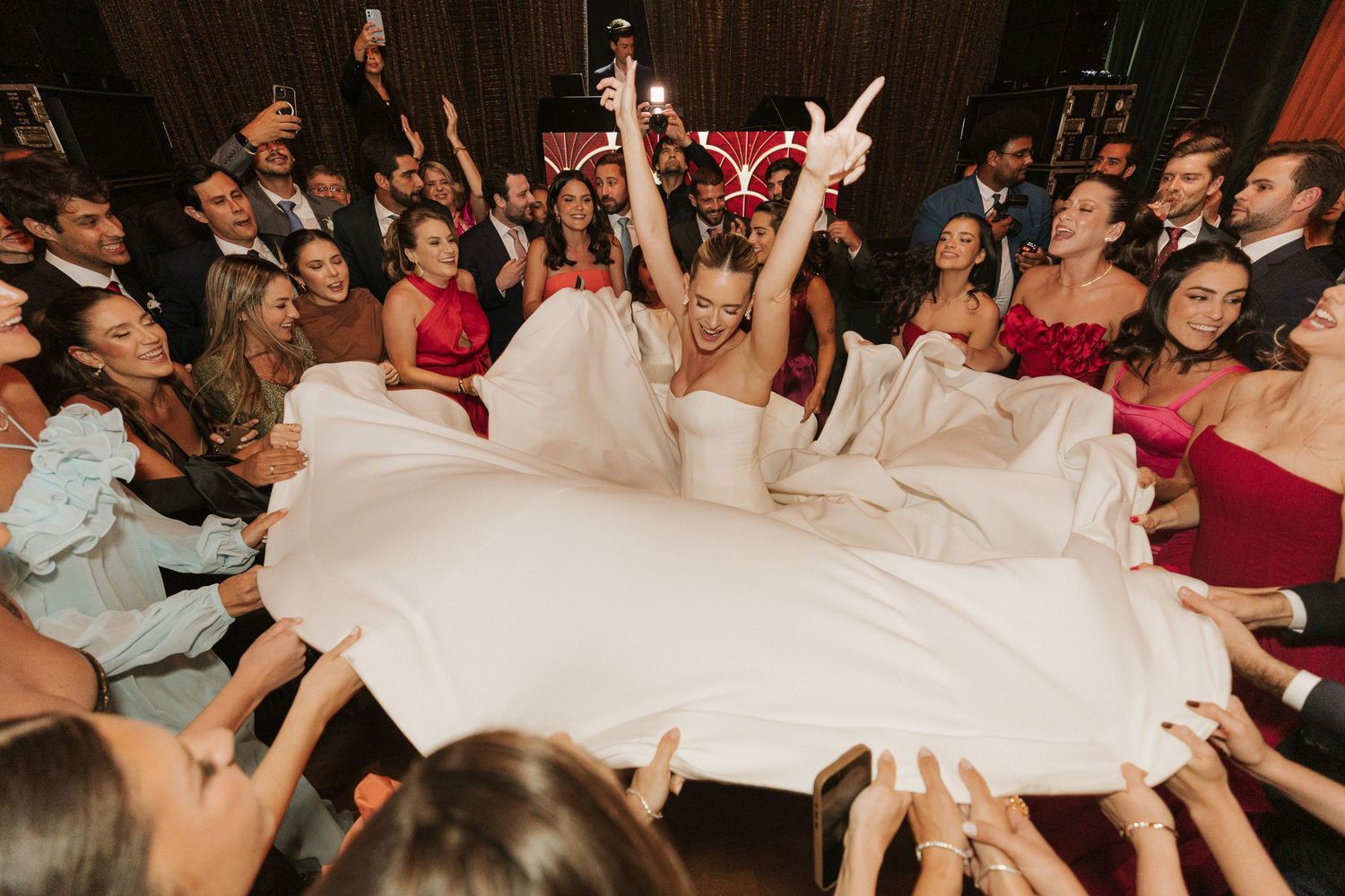 Noiva animada no centro da pista de dança com vestido rodado em festa no Hotel Unique. Foto: Cesar Cimada Fotografia