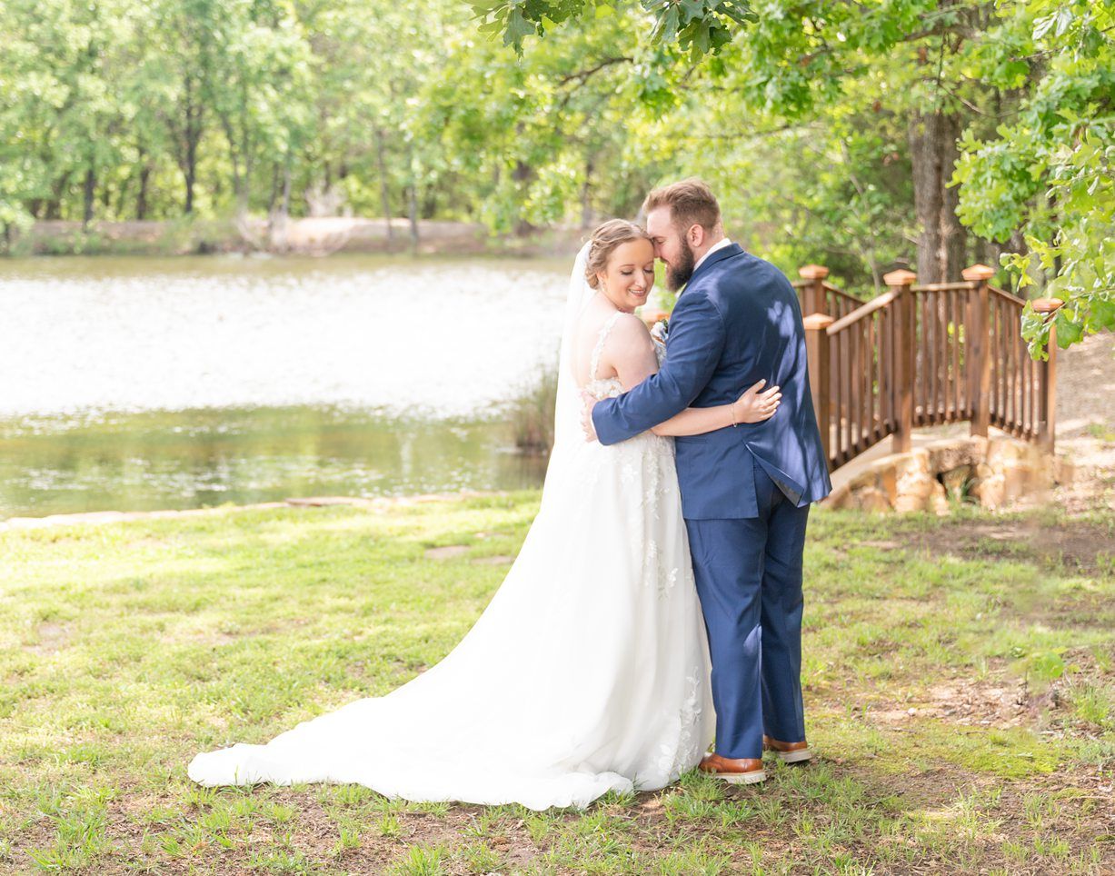 Beautiful Summer Wedding at Timber Oaks Venue by Bartlesville Photographer Kristi Bray