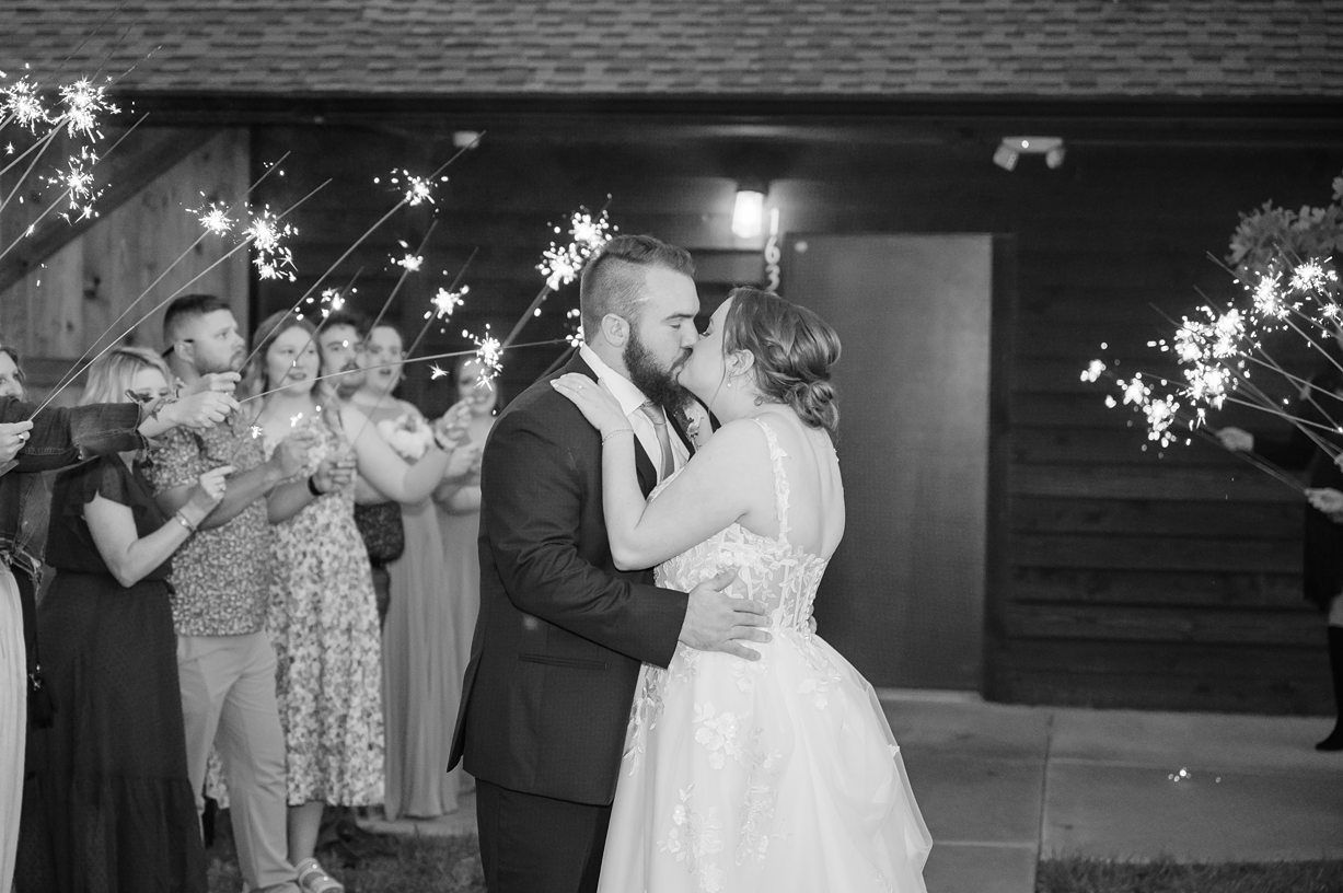 Beautiful Summer Wedding at Timber Oaks Venue by Bartlesville Photographer Kristi Bray