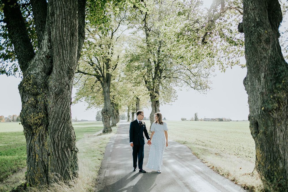 Bröllop Vadstena. Alvastra kloster och Örberga kyrka. Bröllopsfotograf Rebecca Nordin.