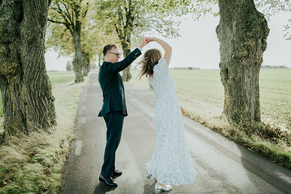 Bröllop Vadstena. Alvastra kloster och Örberga kyrka. Bröllopsfotograf Rebecca Nordin.