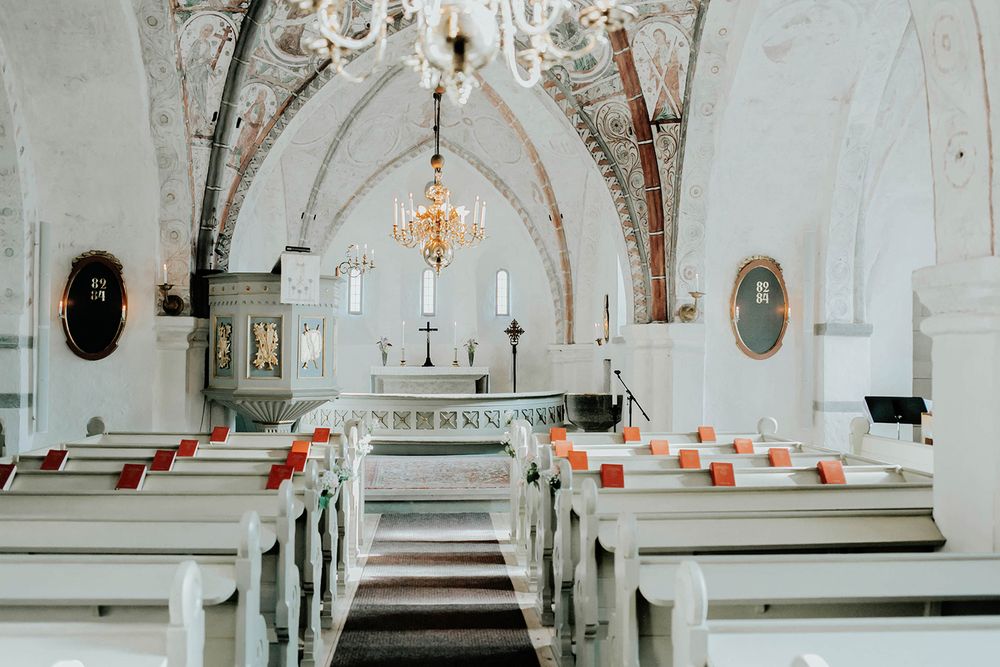 Bröllop Vadstena. Alvastra kloster och Örberga kyrka. Bröllopsfotograf Rebecca Nordin.