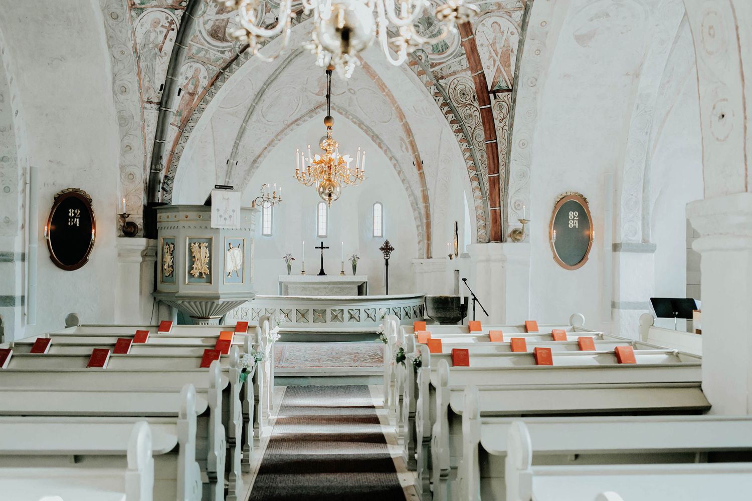 Bröllop Vadstena. Alvastra kloster och Örberga kyrka. Bröllopsfotograf Rebecca Nordin.