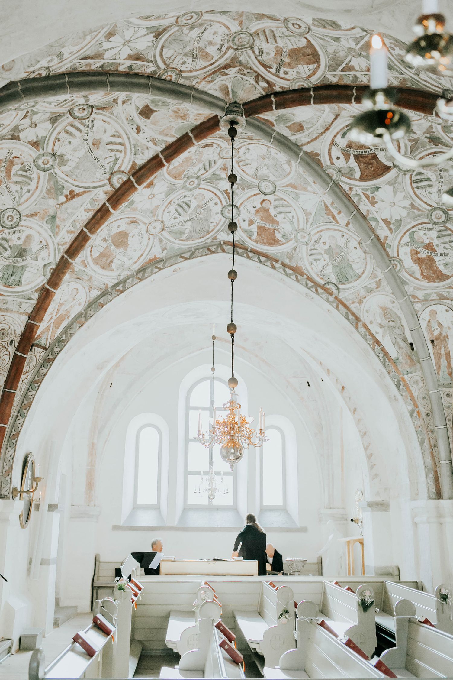 Bröllop Vadstena. Alvastra kloster och Örberga kyrka. Bröllopsfotograf Rebecca Nordin.