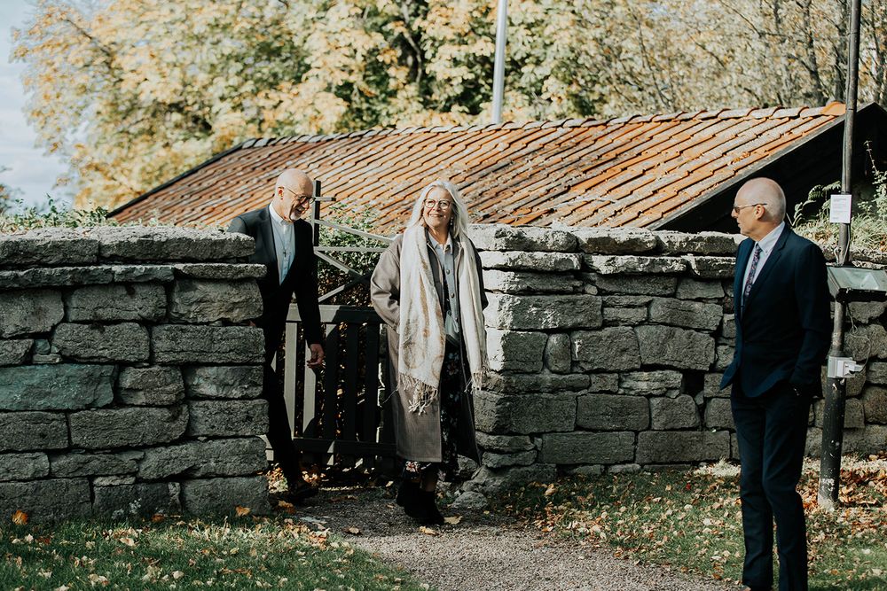 Bröllop Vadstena. Alvastra kloster och Örberga kyrka. Bröllopsfotograf Rebecca Nordin.