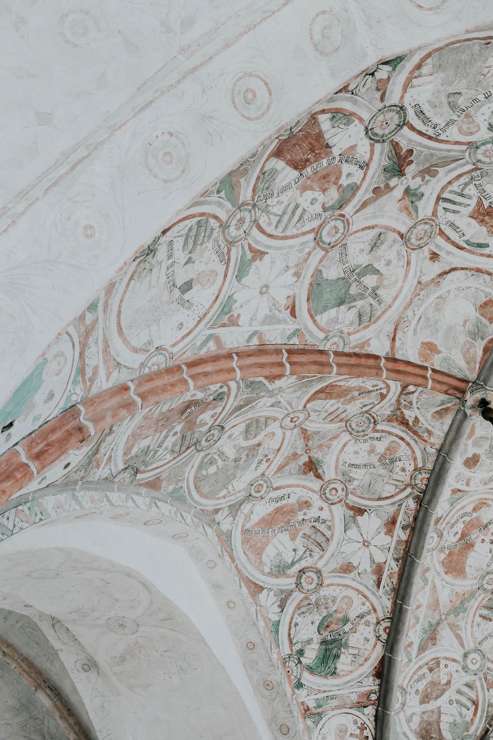 Bröllop Vadstena. Alvastra kloster och Örberga kyrka. Bröllopsfotograf Rebecca Nordin.