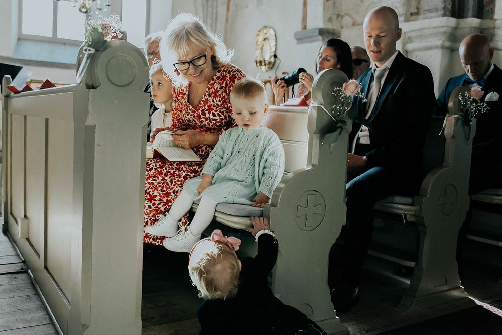 Bröllop Vadstena. Alvastra kloster och Örberga kyrka. Bröllopsfotograf Rebecca Nordin.