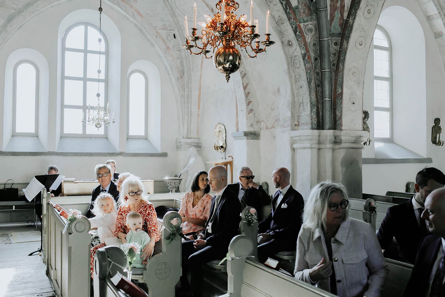 Bröllop Vadstena. Alvastra kloster och Örberga kyrka. Bröllopsfotograf Rebecca Nordin.