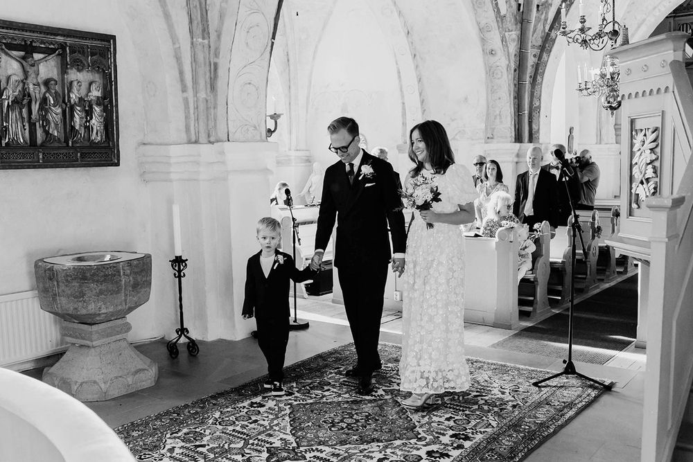 Bröllop Vadstena. Alvastra kloster och Örberga kyrka. Bröllopsfotograf Rebecca Nordin.