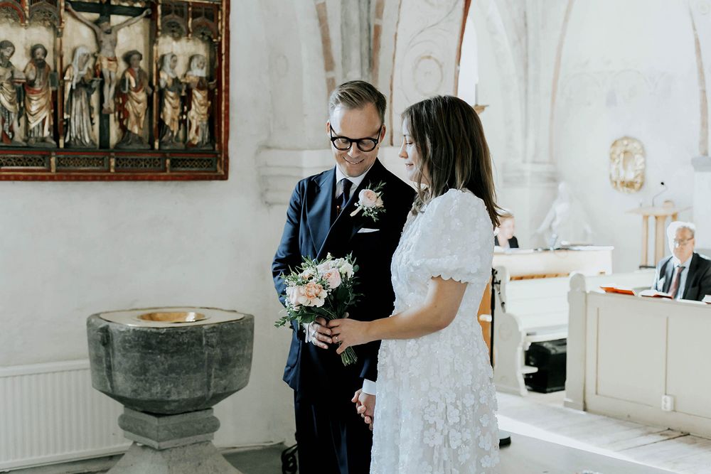 Bröllop Vadstena. Alvastra kloster och Örberga kyrka. Bröllopsfotograf Rebecca Nordin.