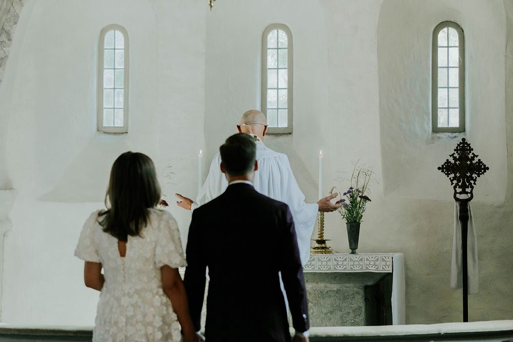 Bröllop Vadstena. Alvastra kloster och Örberga kyrka. Bröllopsfotograf Rebecca Nordin.