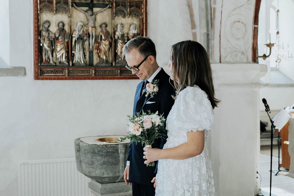 Bröllop Vadstena. Alvastra kloster och Örberga kyrka. Bröllopsfotograf Rebecca Nordin.