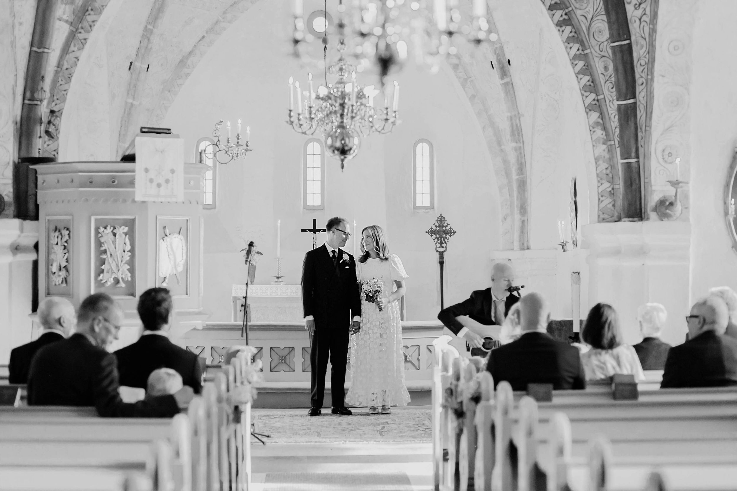 Bröllop Vadstena. Alvastra kloster och Örberga kyrka. Bröllopsfotograf Rebecca Nordin.