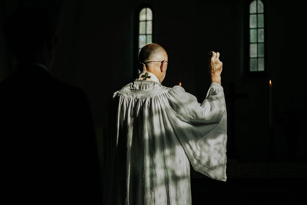 Bröllop Vadstena. Alvastra kloster och Örberga kyrka. Bröllopsfotograf Rebecca Nordin. prästen.