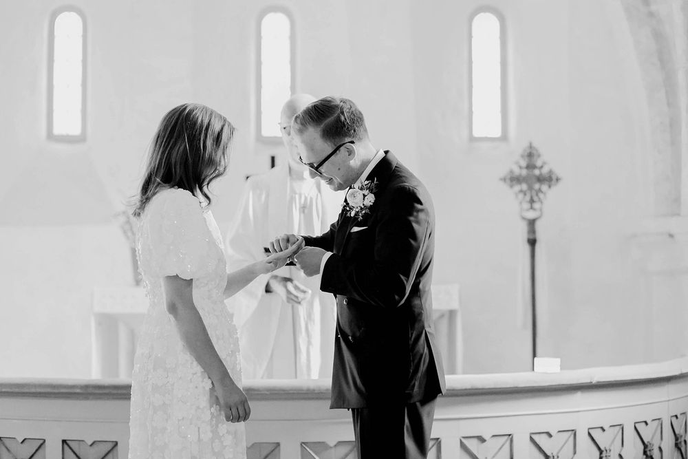 Bröllop Vadstena. Alvastra kloster och Örberga kyrka. Bröllopsfotograf Rebecca Nordin. byta ringar.