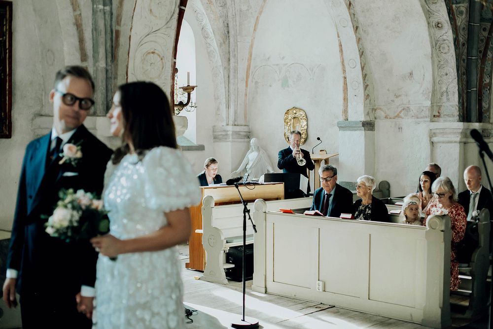 Bröllop Vadstena. Alvastra kloster och Örberga kyrka. Bröllopsfotograf Rebecca Nordin.