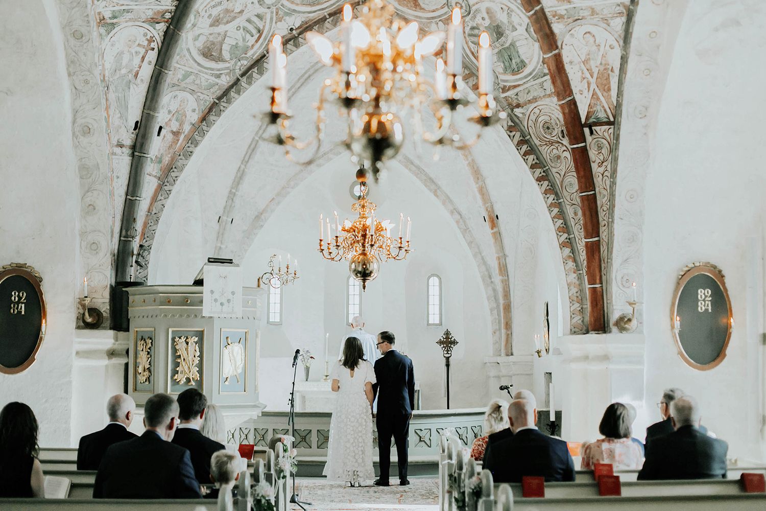 Bröllop Vadstena. Alvastra kloster och Örberga kyrka. Bröllopsfotograf Rebecca Nordin. vigsel.