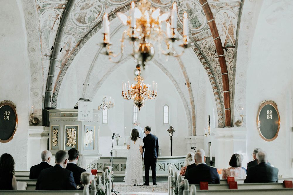 Bröllop Vadstena. Alvastra kloster och Örberga kyrka. Bröllopsfotograf Rebecca Nordin. vigsel.