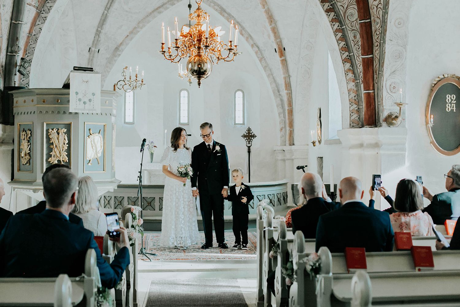 Bröllop Vadstena. Alvastra kloster och Örberga kyrka. Bröllopsfotograf Rebecca Nordin.